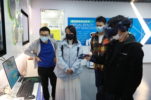 电力系统专委会开展“虚拟照进现实，电力点亮生活”科普活动4..jpg