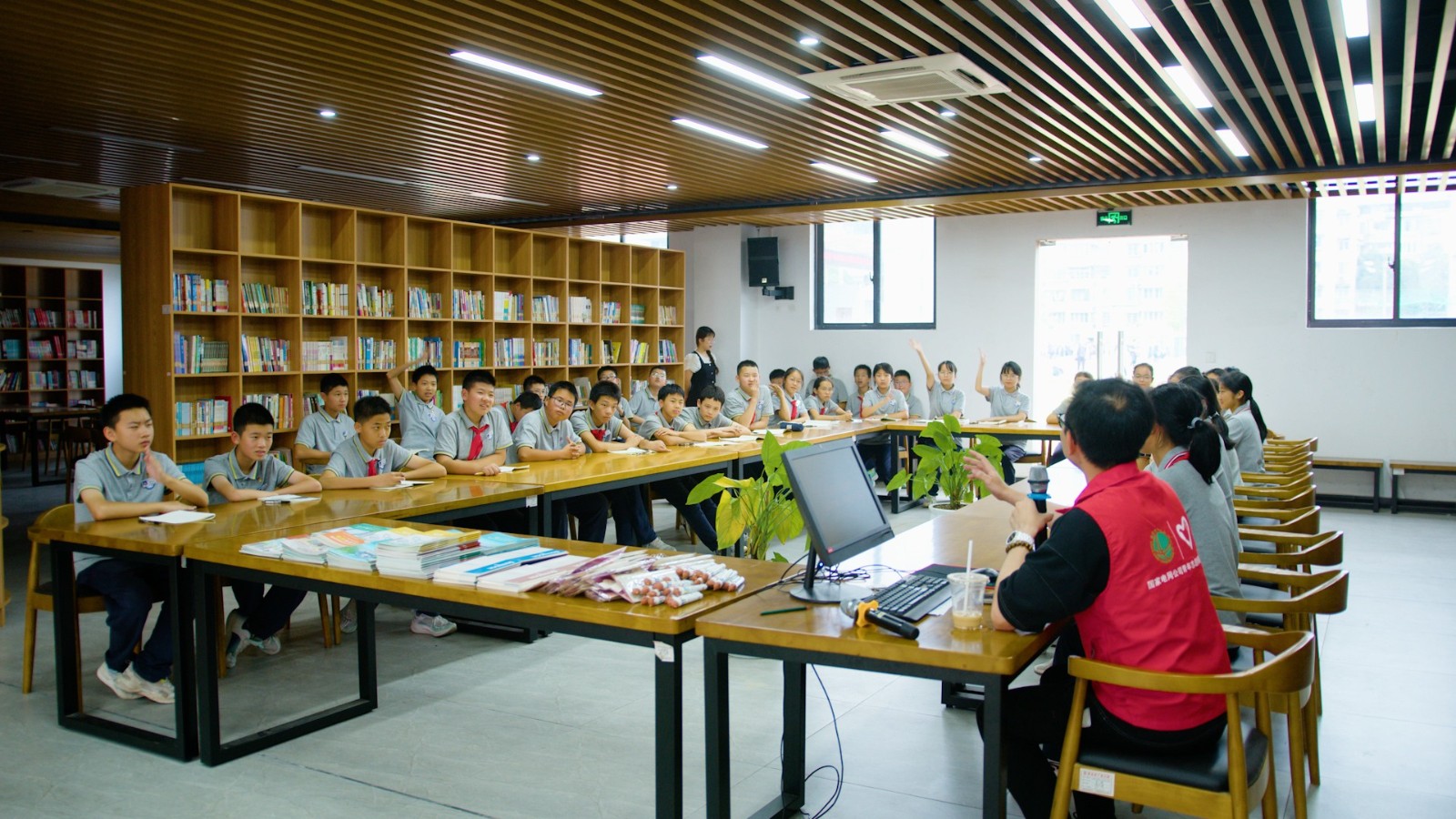 丽水市电力学会开展“全国科技者日”系列活动之“助力双减”——2024年电力进校园活动4 (1).jpg