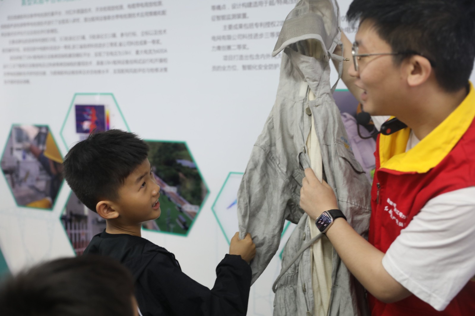 全电压带电作业科普教育基地开展“科技闪亮童心 环保筑梦未来”科普教育活动4 (1).jpg